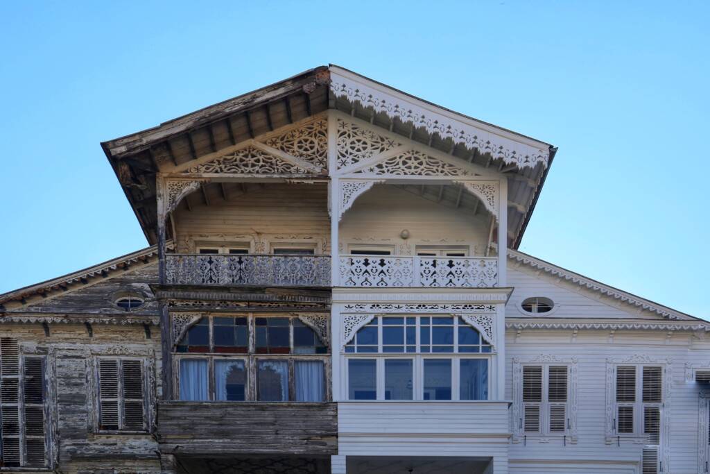 Casa mezza rotta e mezza bella bianca e ristrutturata