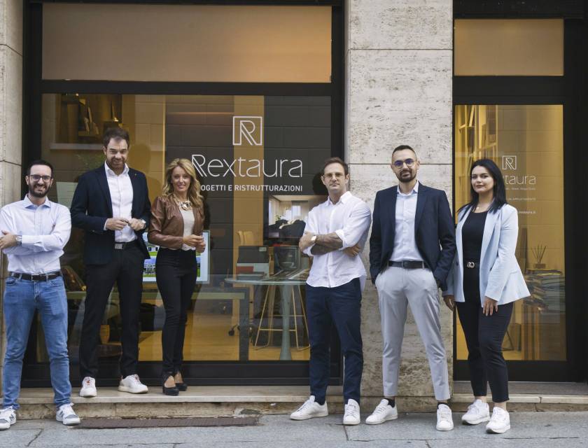 Foto del team rextaura che fa una foto di grupo davanti al loro negozio